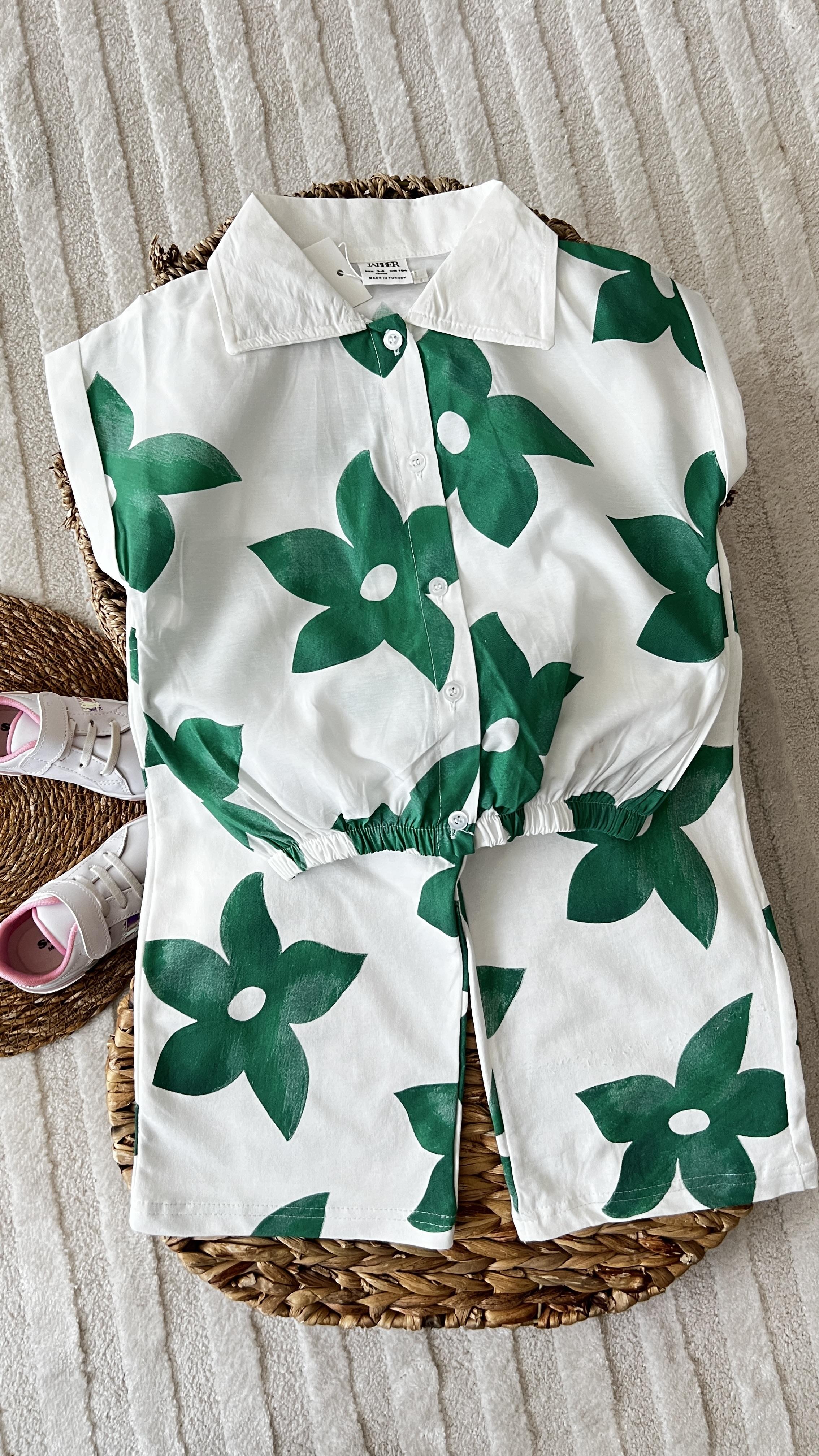 Beyaz yeşil İspanyol gömlekli takım