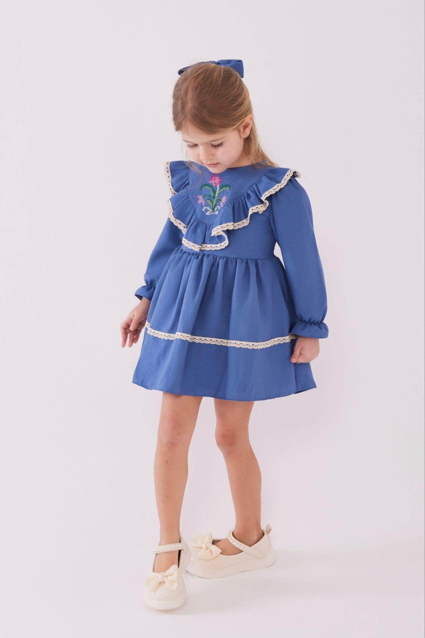 Dantel işlemeli toka dahil mavi elbise