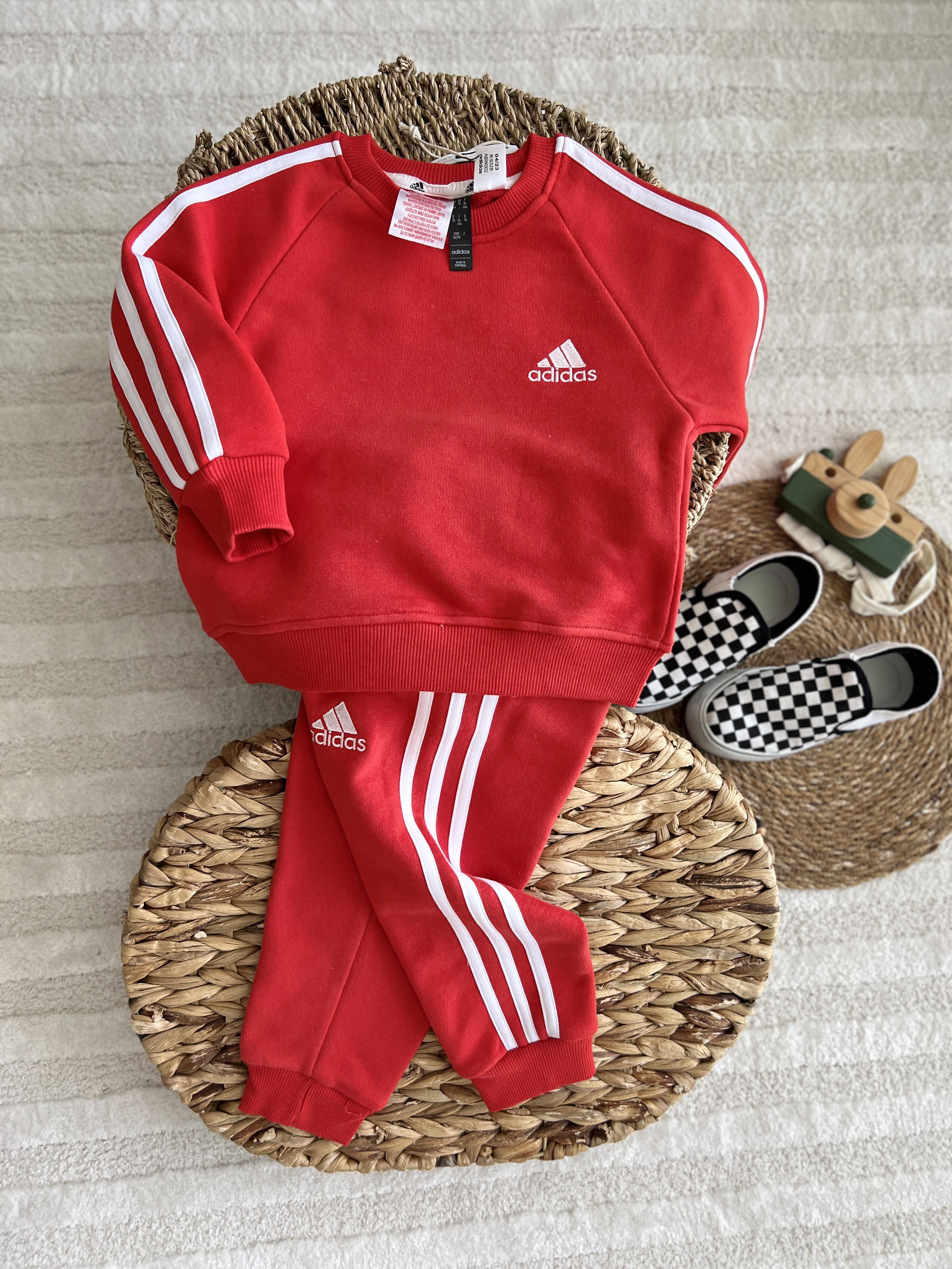 Kırmızı Adidas takım