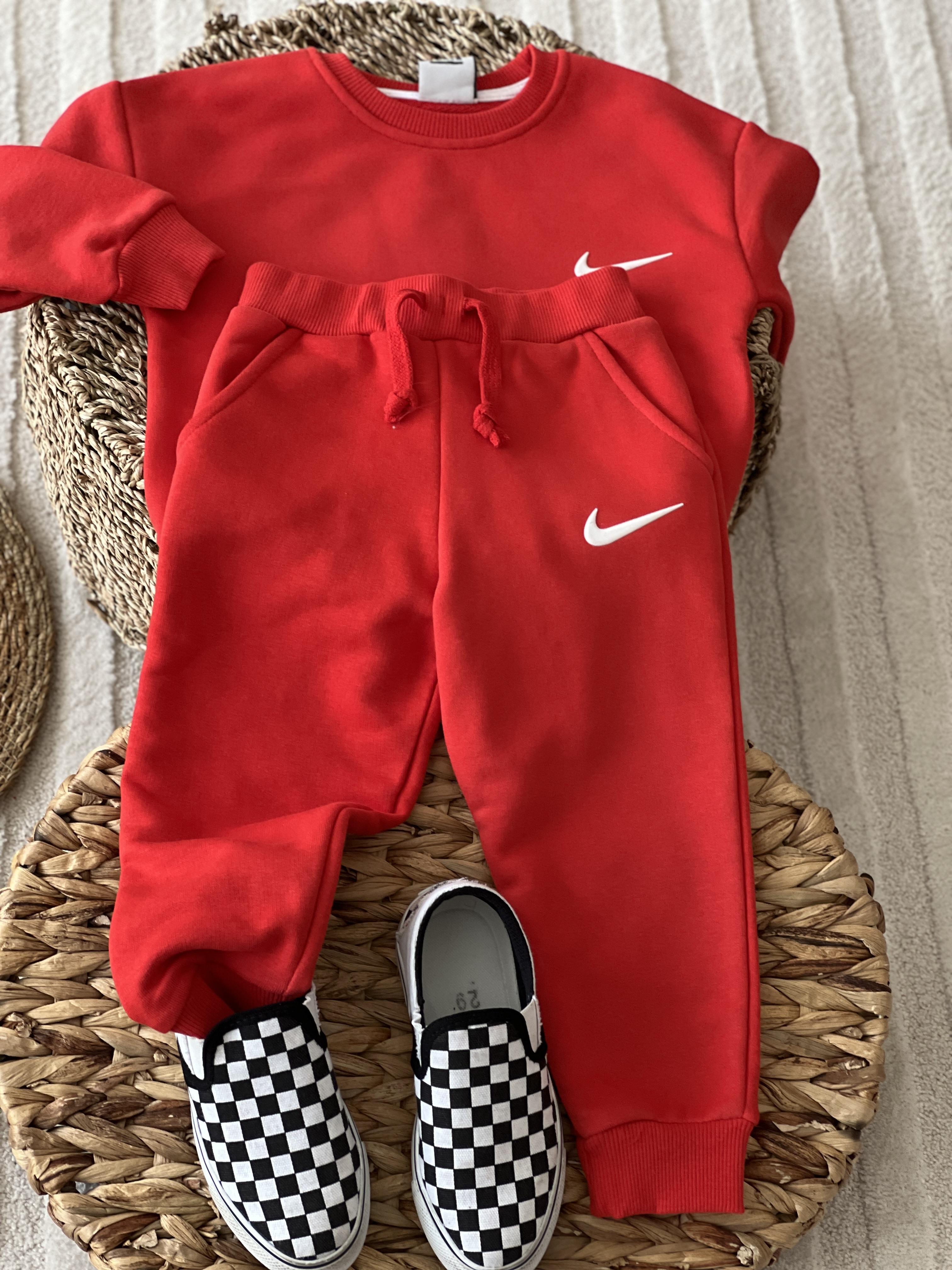 Kırmızı Nike takım 