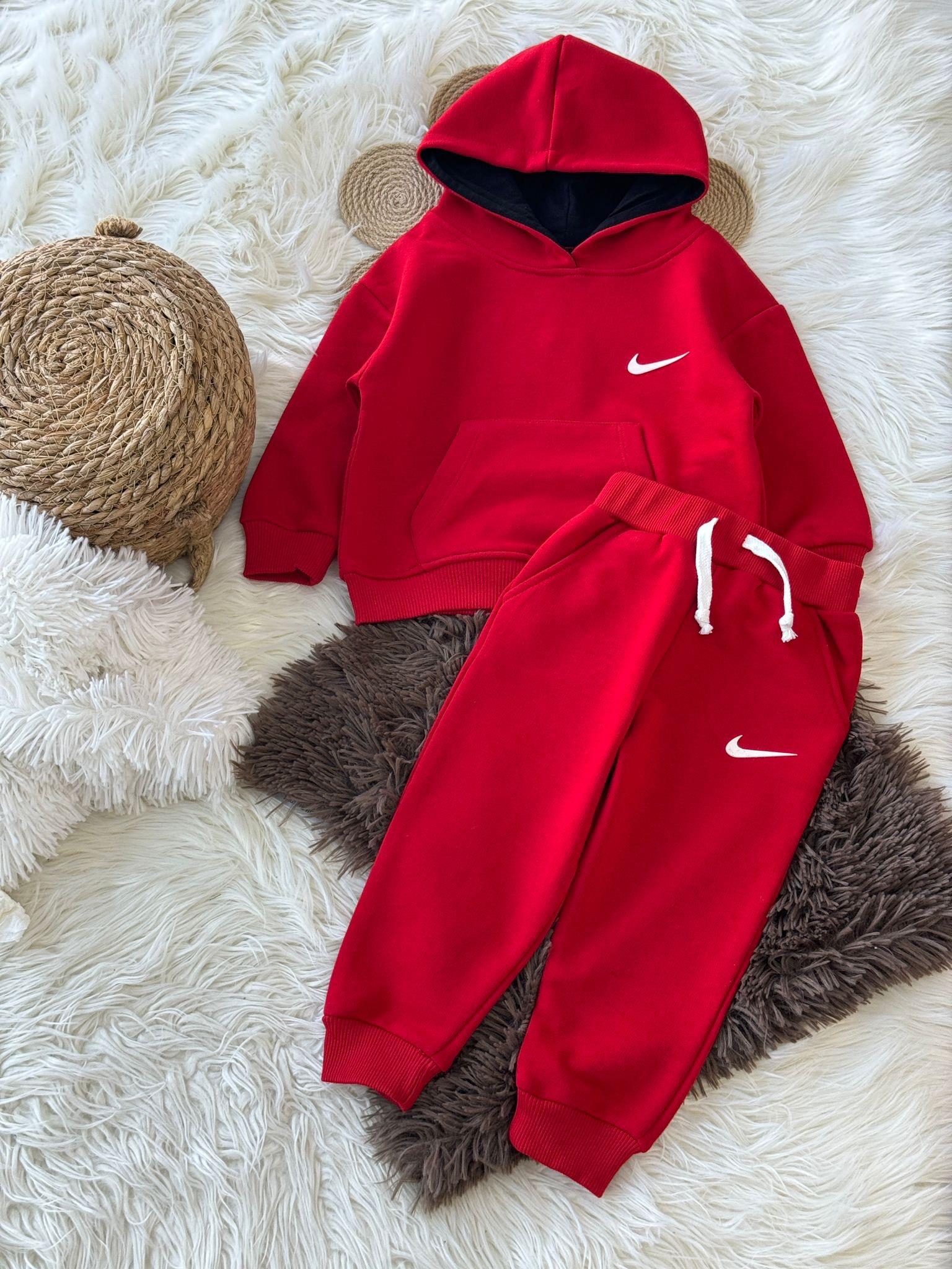 Kırmızı Nike takım