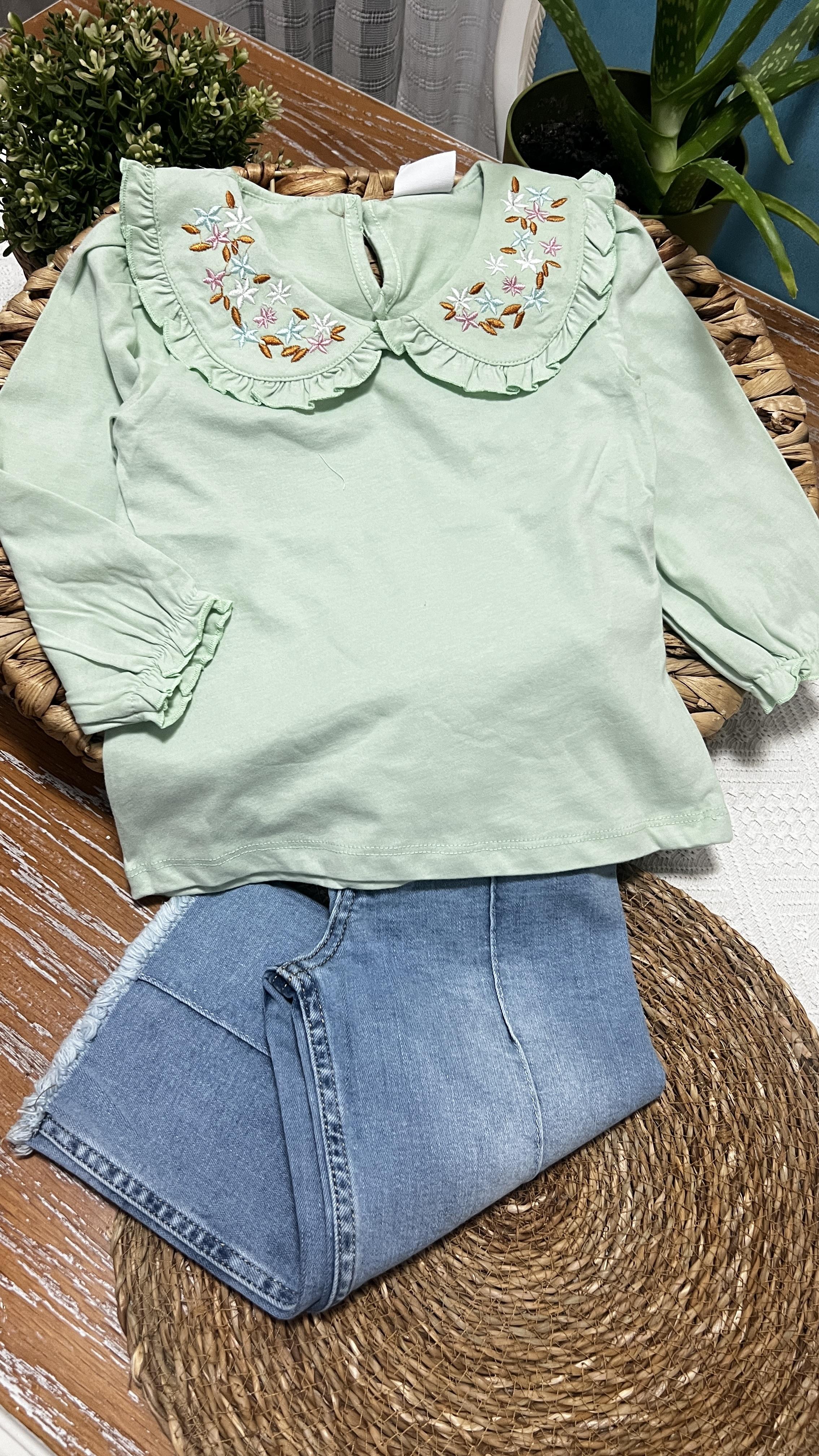 Mint yeşili nakışlı  bluz 
