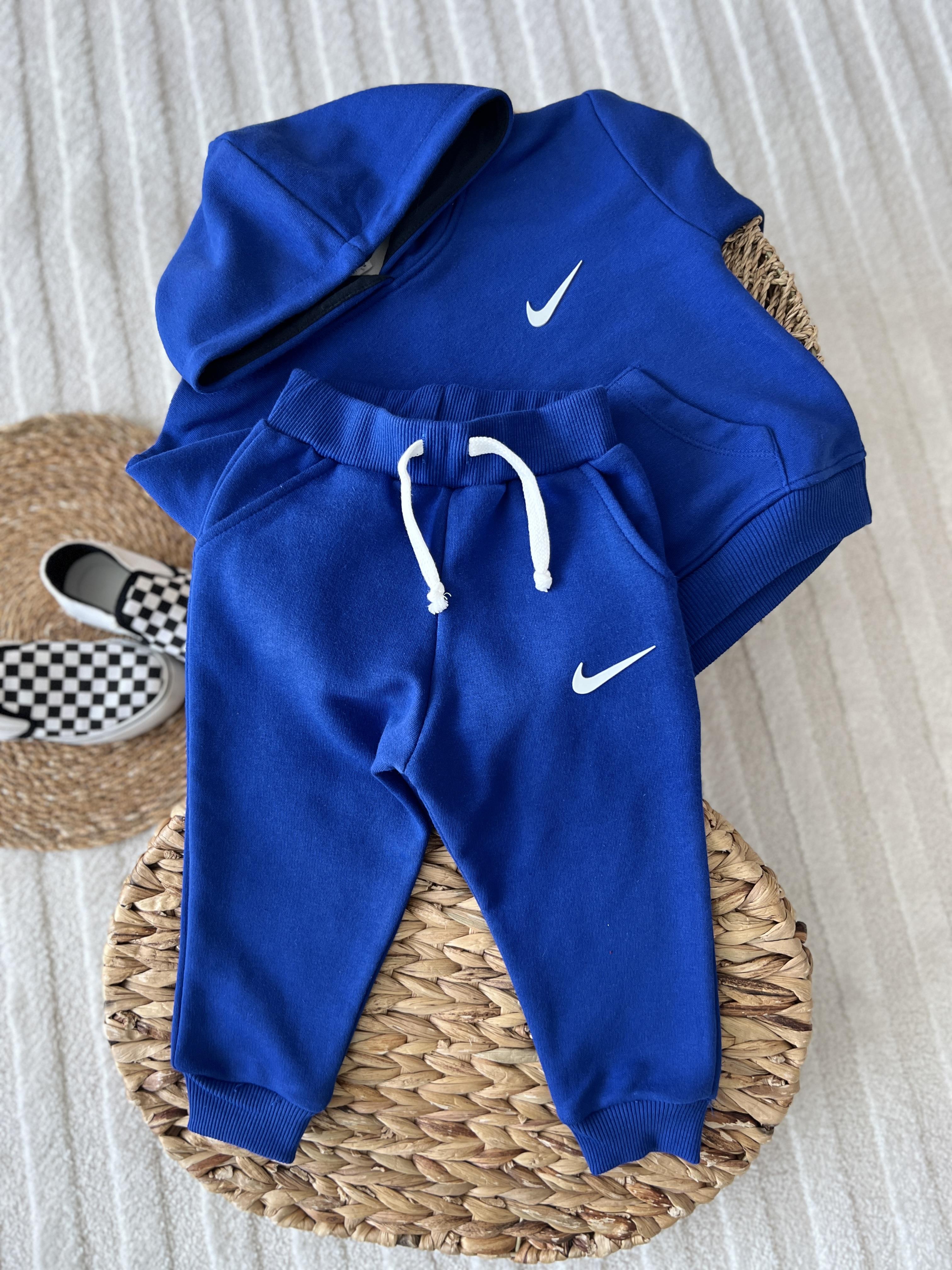 Nike kapüsonlu takım sax