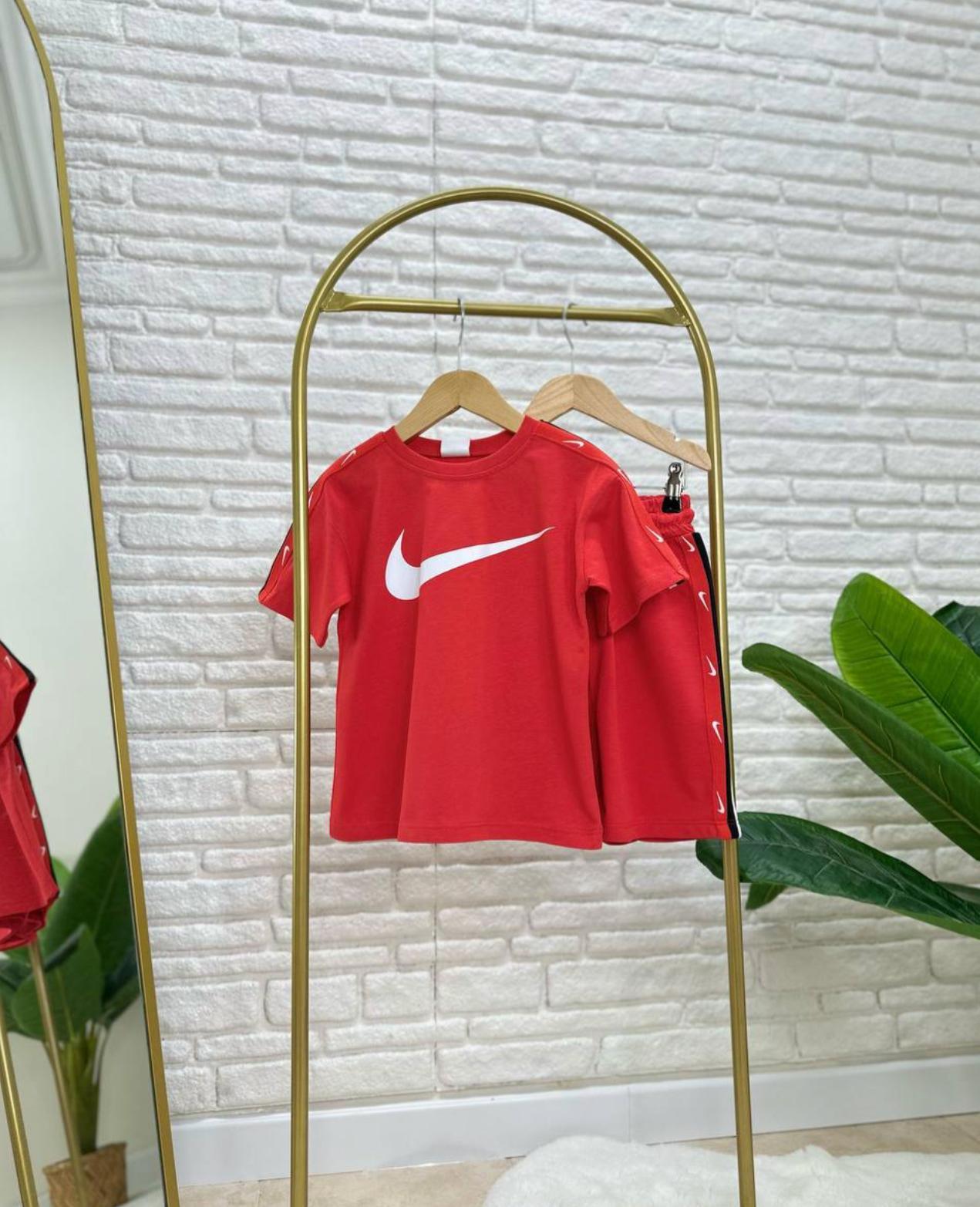 Nike kırmızı takım