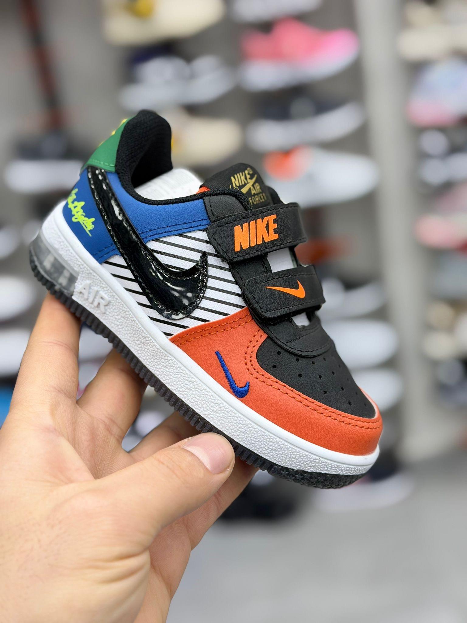 Nike renkli ayakkabı