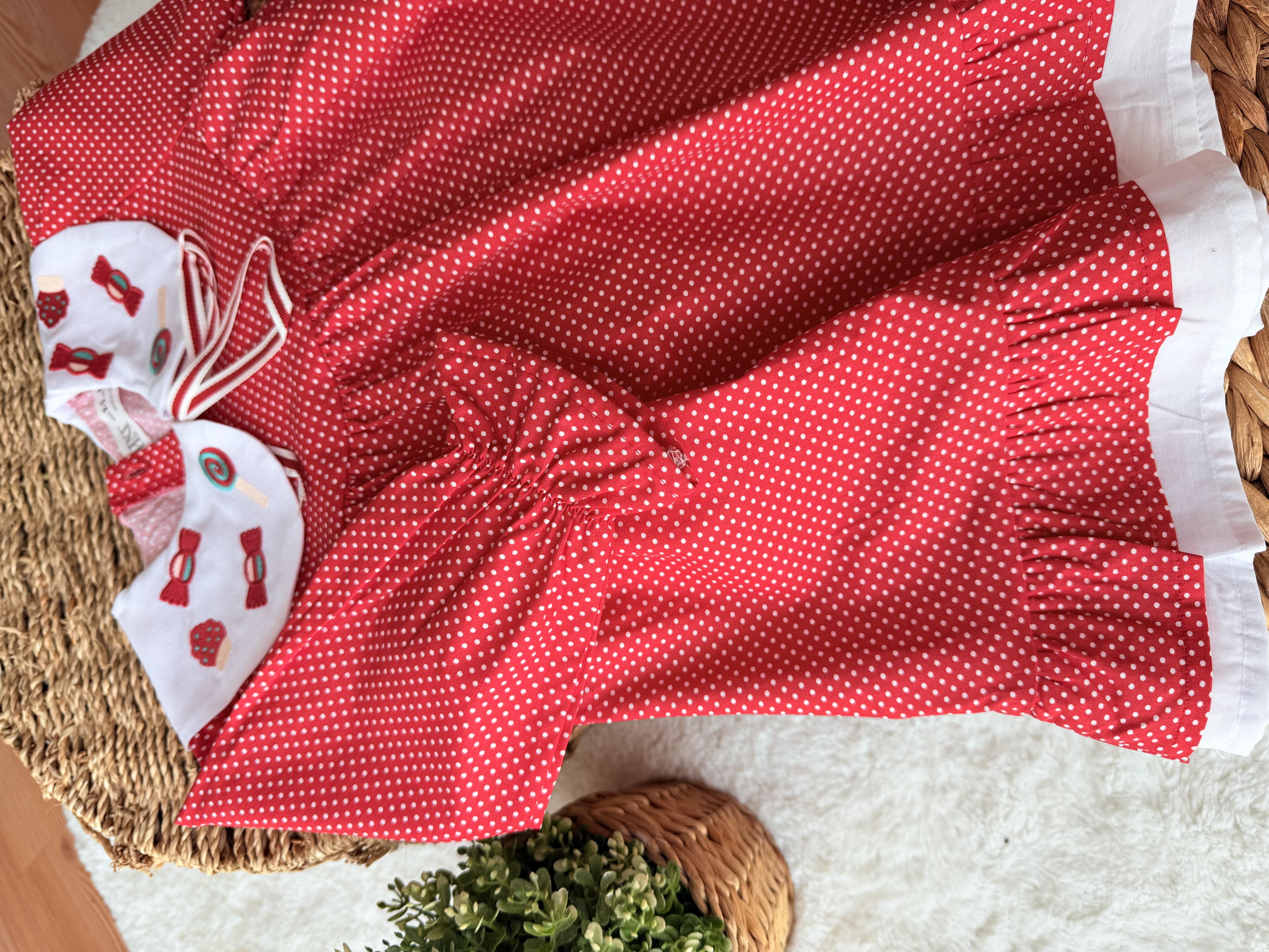 Puantiyeli yakalı kırmızı elbise