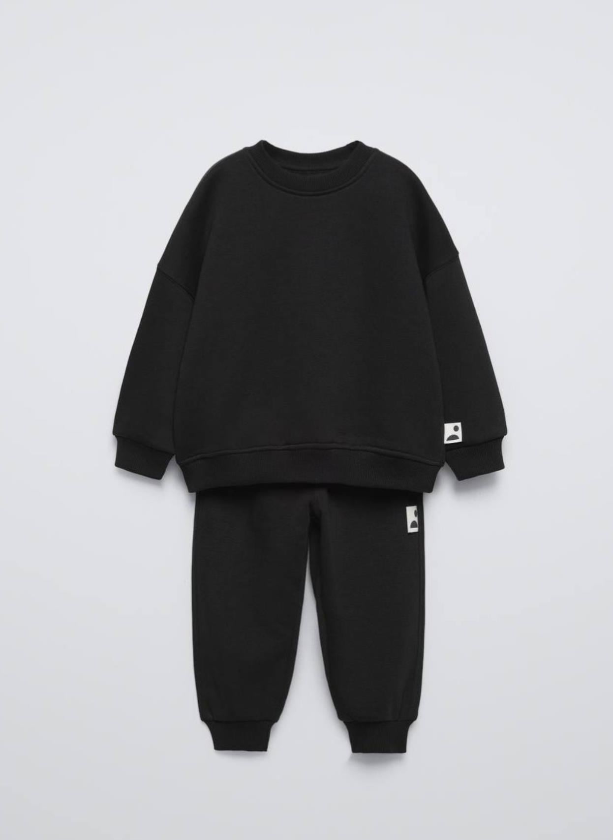 Siyah baskısız takım