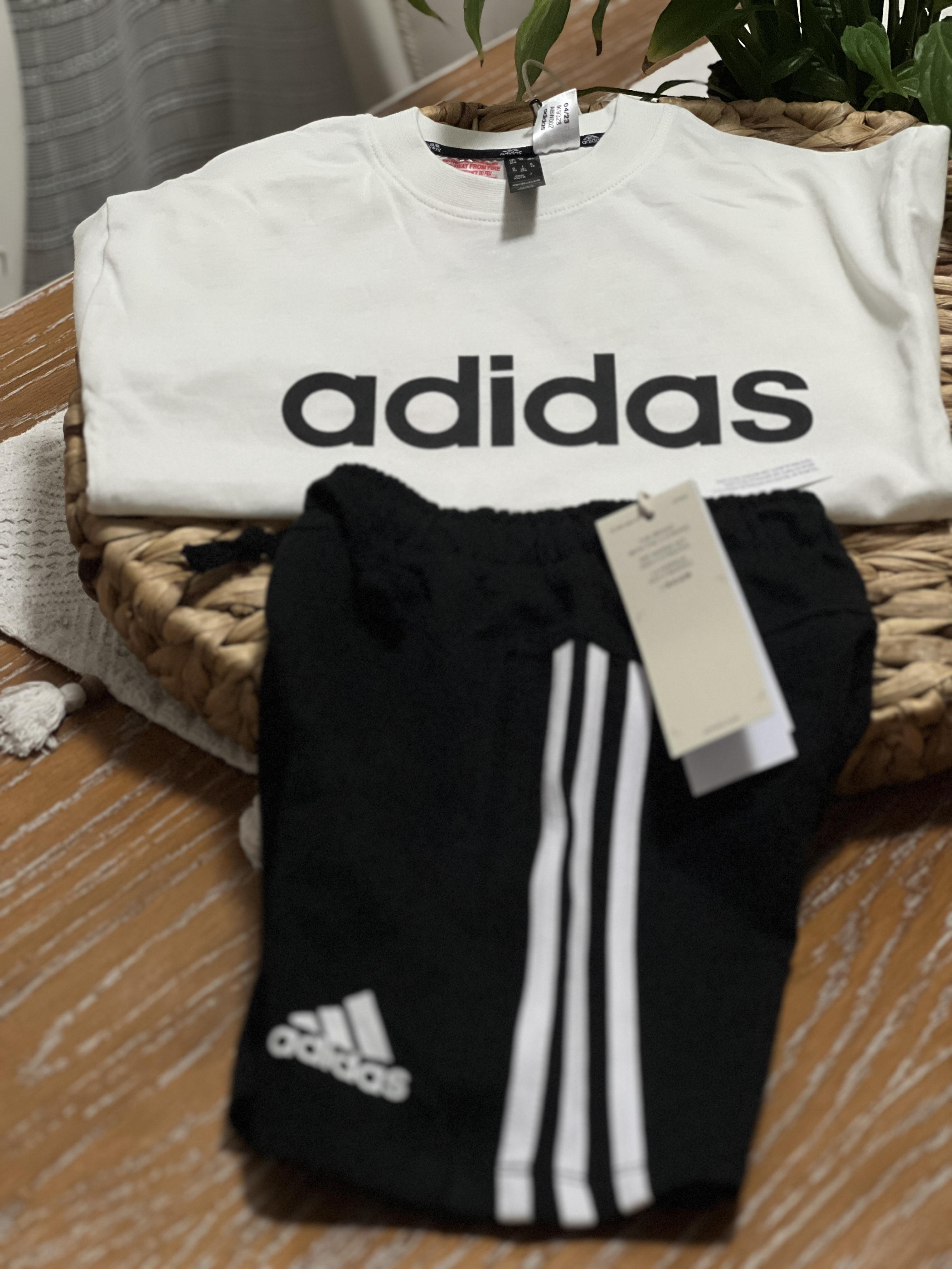 Siyah yazılı Adidas 