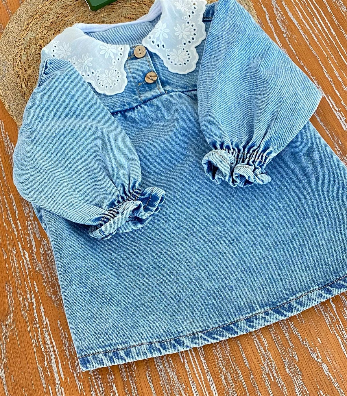 Yakalı açık renk elbise 