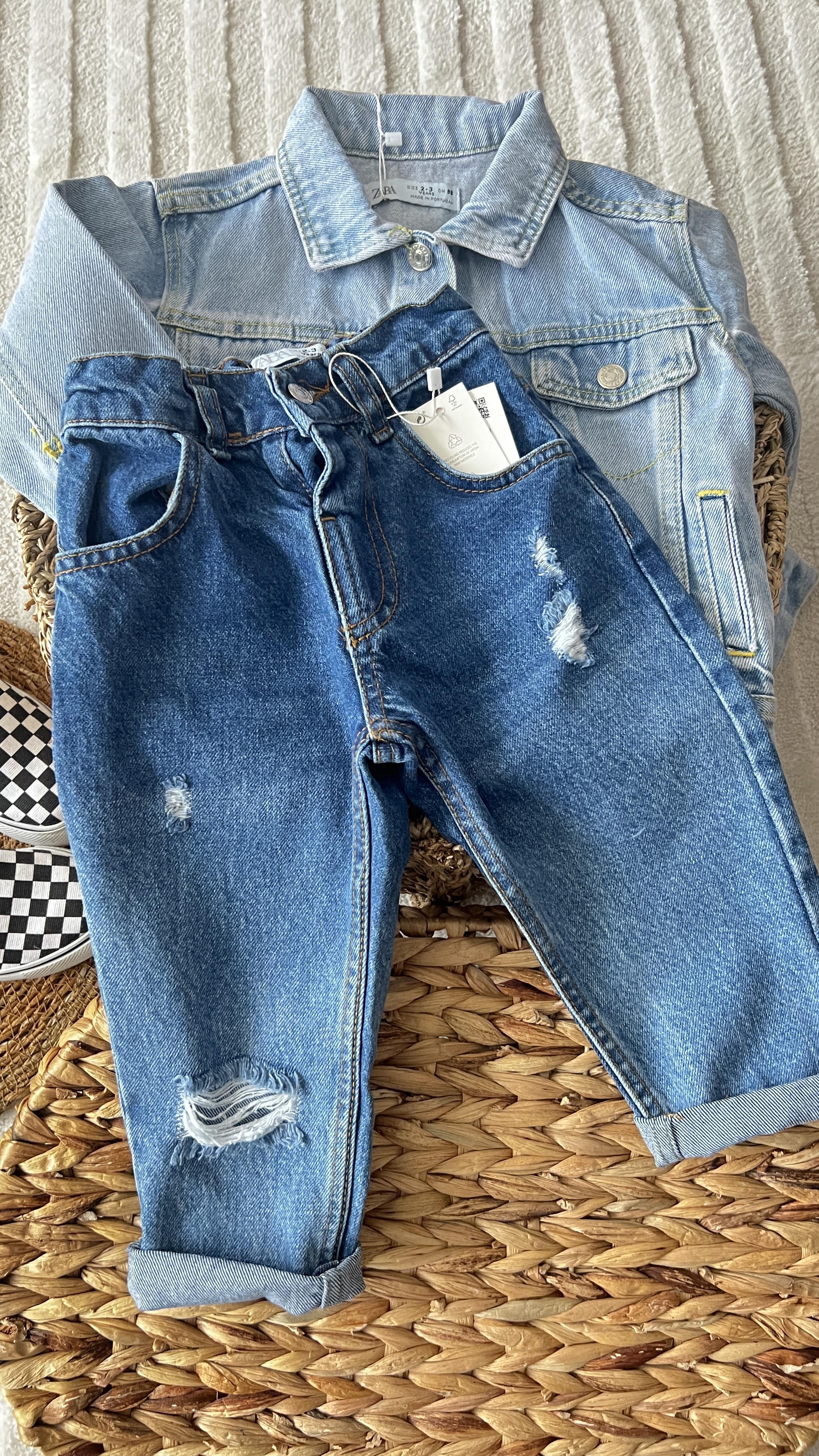 Yeni mavi yırtıklı jean 