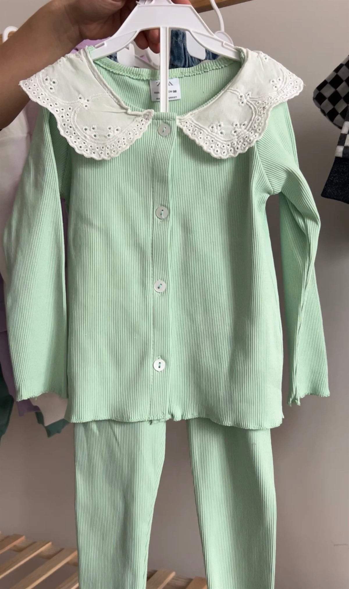 Yeşil yakalı fitilli takım 