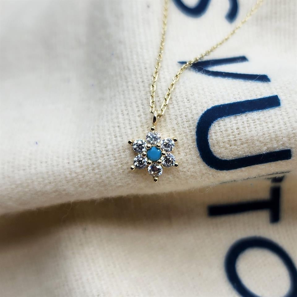 Ortası Firuze (Turkuaz) Taşlı Çiçek Tasarımlı Pırlanta Montürü Nano Has Taşlı 14 Ayar Altın Kolye