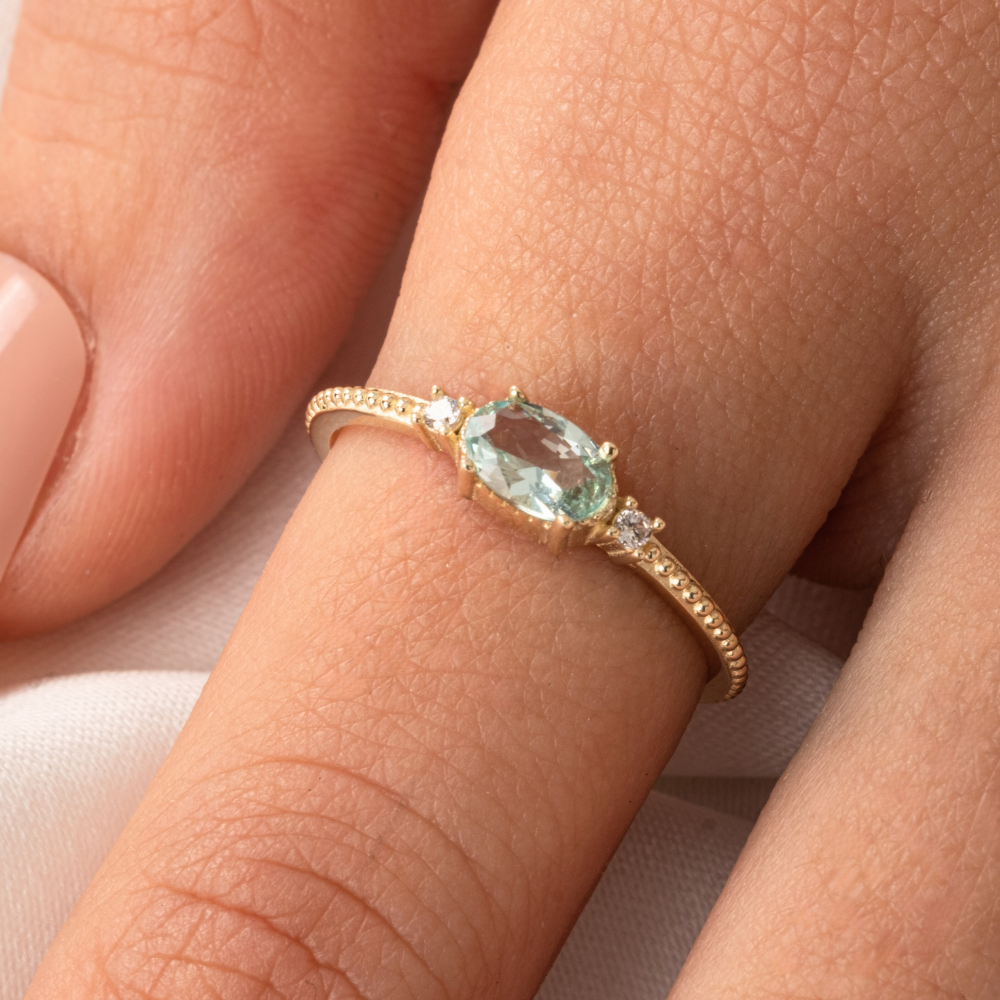 Gümüş Yüzük - Oval Kesim Green Topaz Taşlı Yan Zirkon Taşlarla Süslenmiş 925 Ayar Gümüş Yüzük
