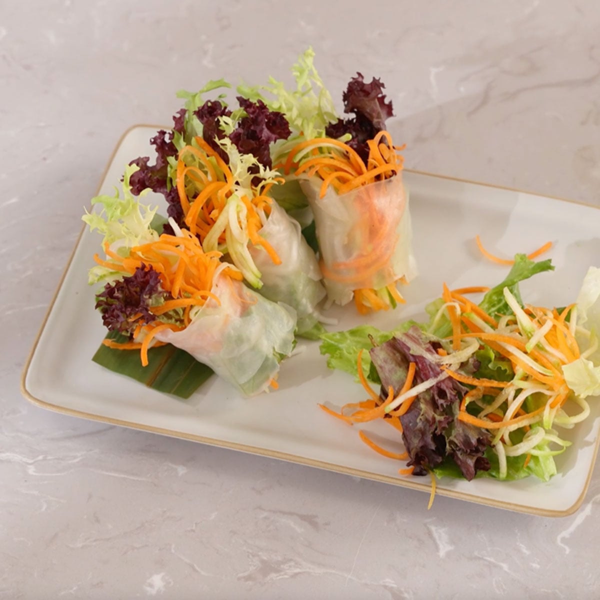Easy-Prep Kollu Tambur Rende ile hazırlanmış rendelenmiş salata sunumu