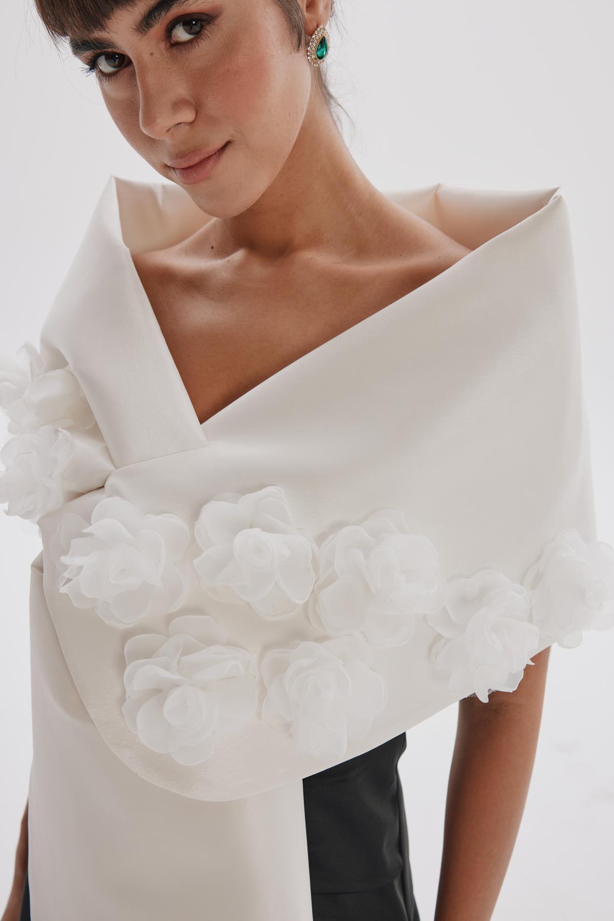 Coco Stole Pearl - Taffeta stole with handmade organza flower