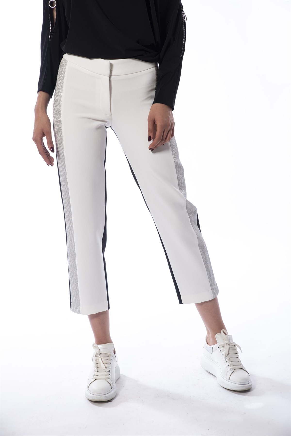 Maxim Pantolon - Yanları gümüş şeritli siyah beyaz pantolon | Pantolon |  Modalogy