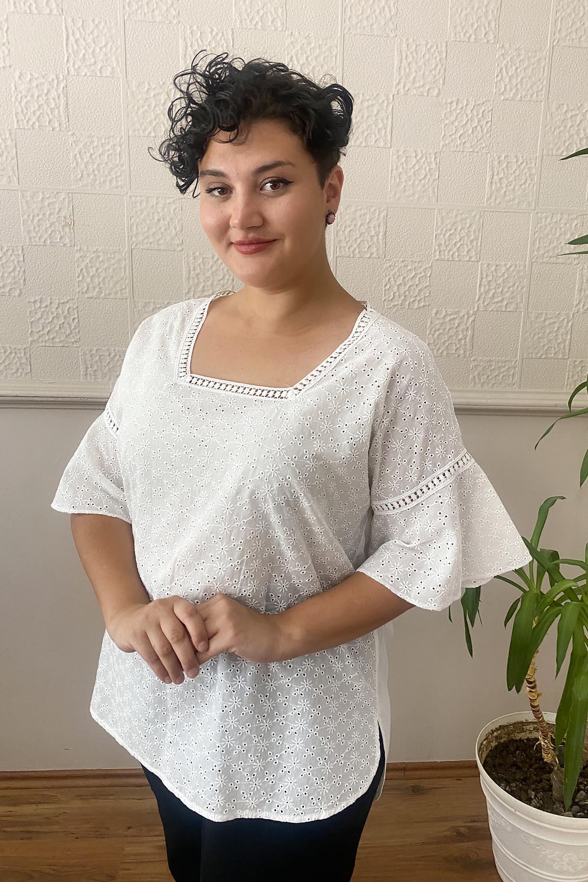 Kare Yaka Brodeli Büyük Beden Bluz Beyaz