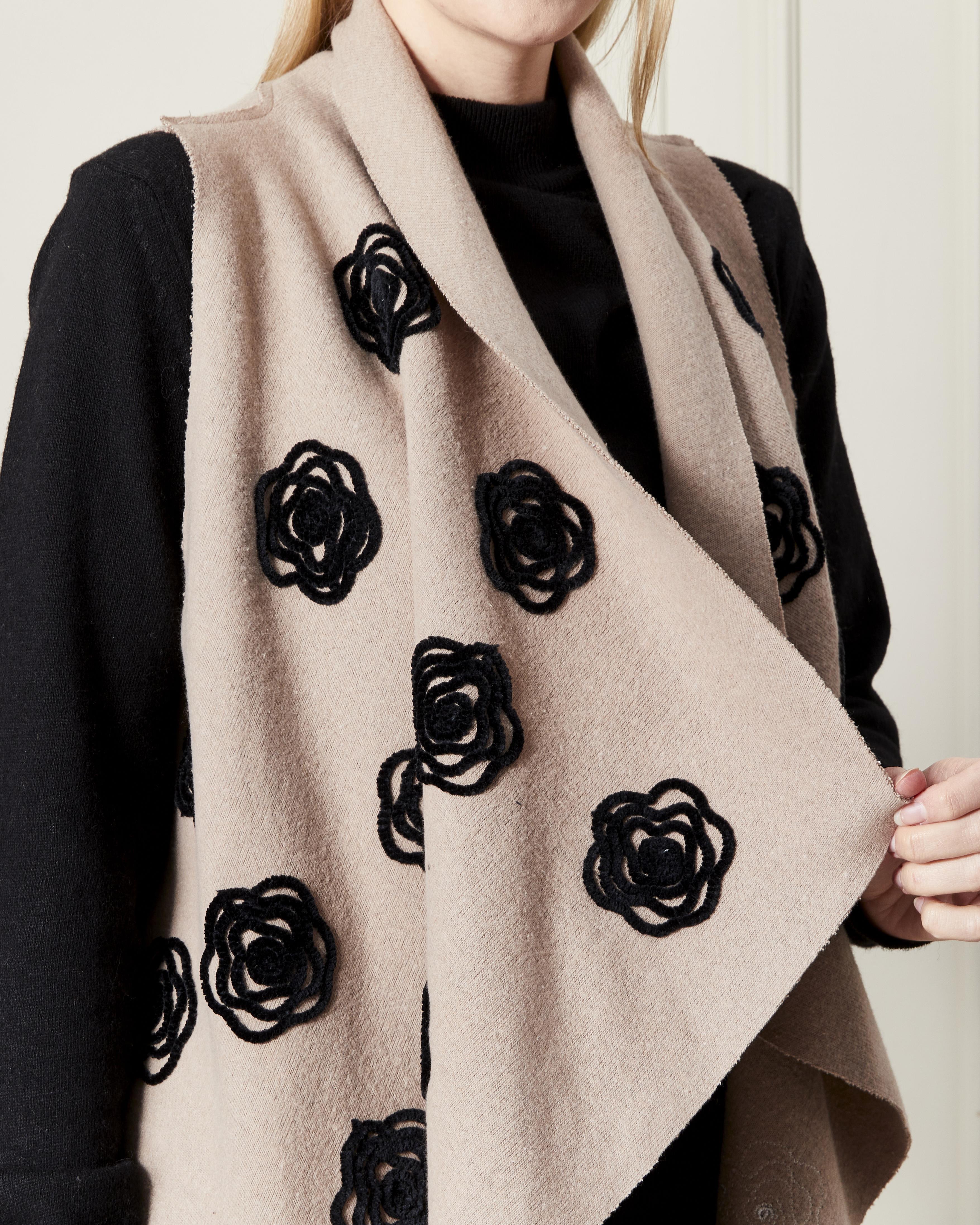 Nakış Detaylı Şal Yaka Uzun Yelek Krem