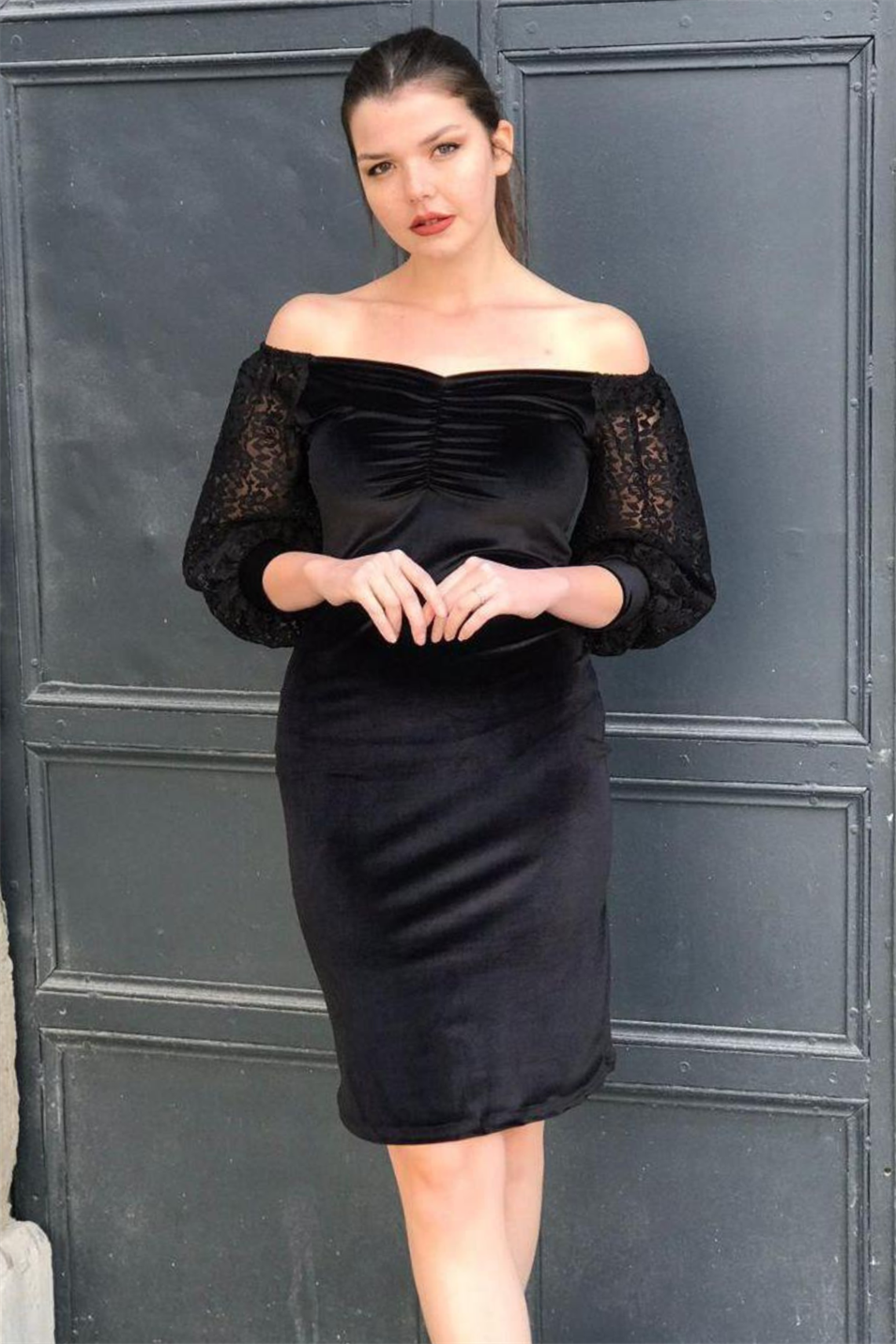 Kolu Dantelli Büzgü Detaylı Asimetrik Yaka Elbise