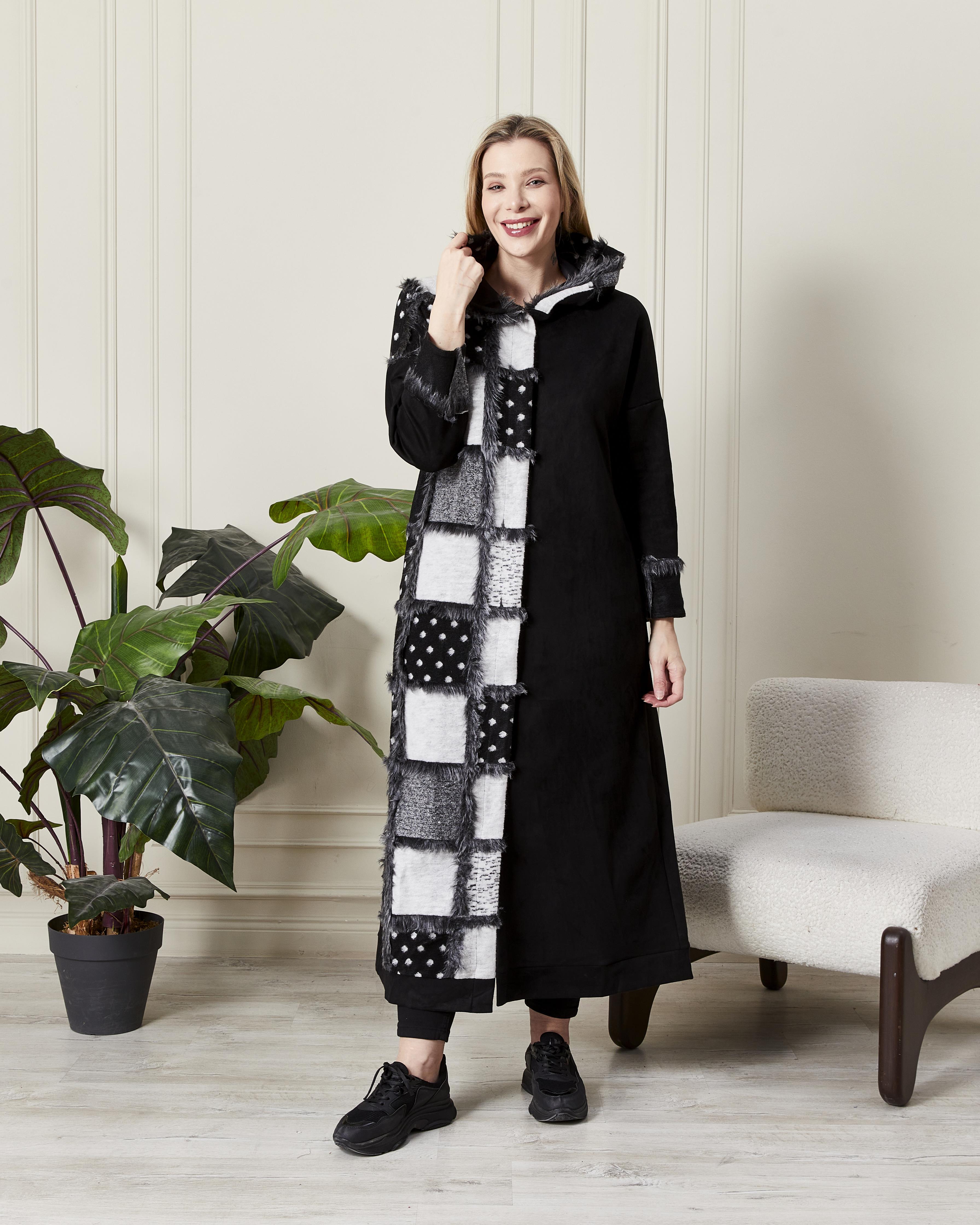 Kapüşonlu Kürk Detaylı Uzun Kaban Siyah-Beyaz