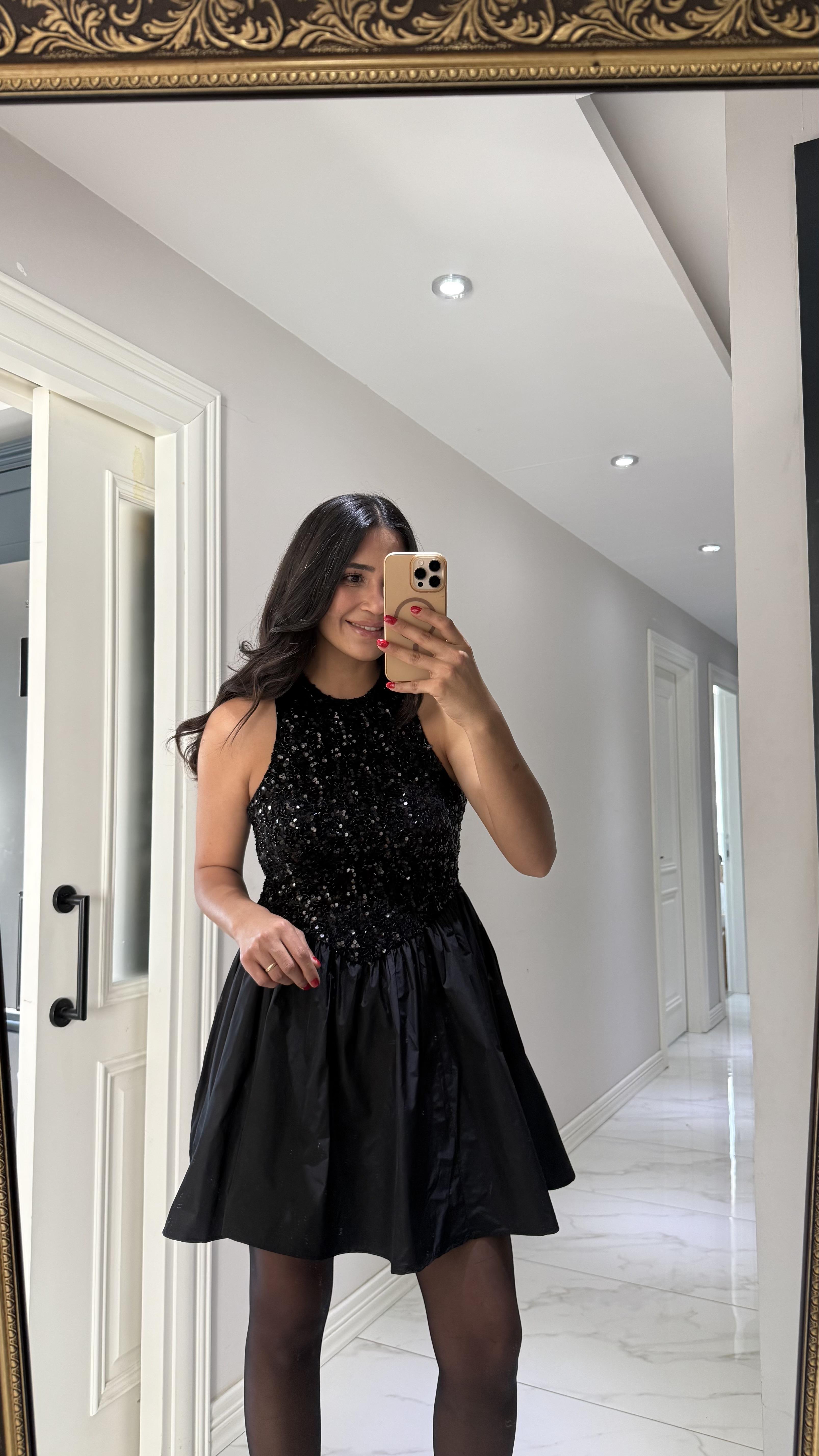 Siyah Payet Detaylı Elbise 