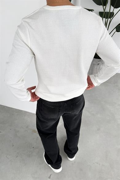 Beyaz Müslin Kumaş Düğmeli Yaka Relaxed Uzun Kollu Tişört