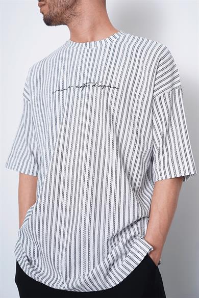 Beyaz Şeritli Dokulu Minimal Yazılı F7 MH Oversize Tişört