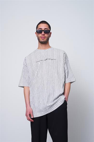 Beyaz Şeritli Dokulu Minimal Yazılı F7 MH Oversize Tişört