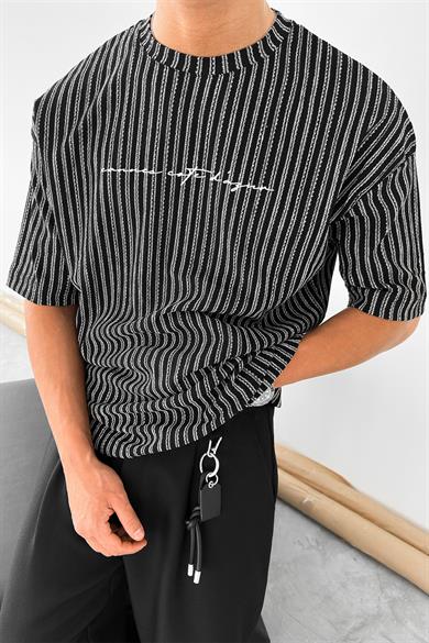 Siyah Şeritli Dokulu Minimal Yazılı F7 MH Oversize Tişört