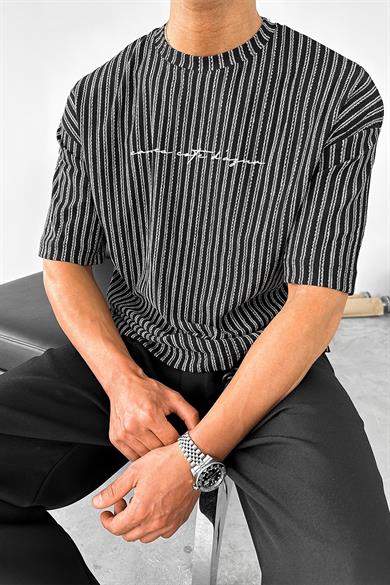 Siyah Şeritli Dokulu Minimal Yazılı F7 MH Oversize Tişört