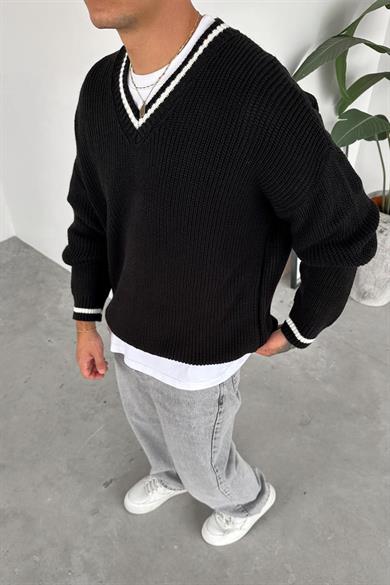 Siyah V Yaka Çizgili Oversize Triko Kazak