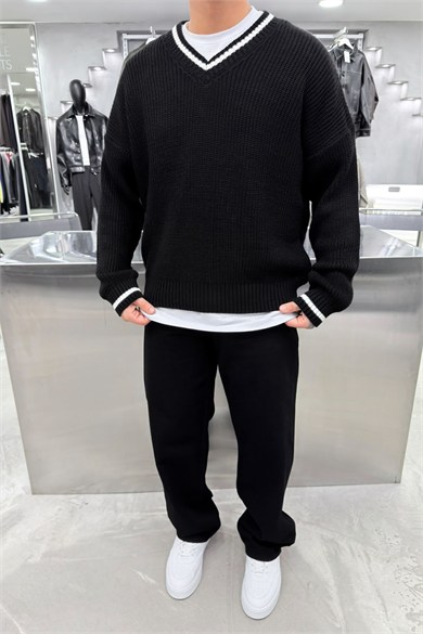 Siyah V Yaka Çizgili Oversize Triko Kazak