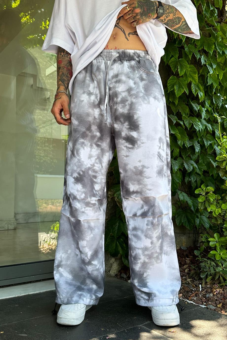 Batik Desen Beyaz Gri Detay Stoper Ayarlanabilir Paça Baggy Pantolon