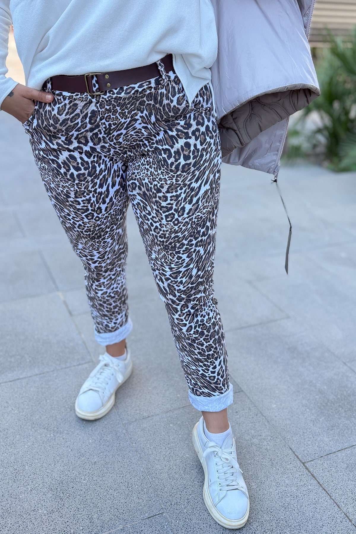 Leopar Desen Kemerli Likralı Pantolon Beyaz Renk