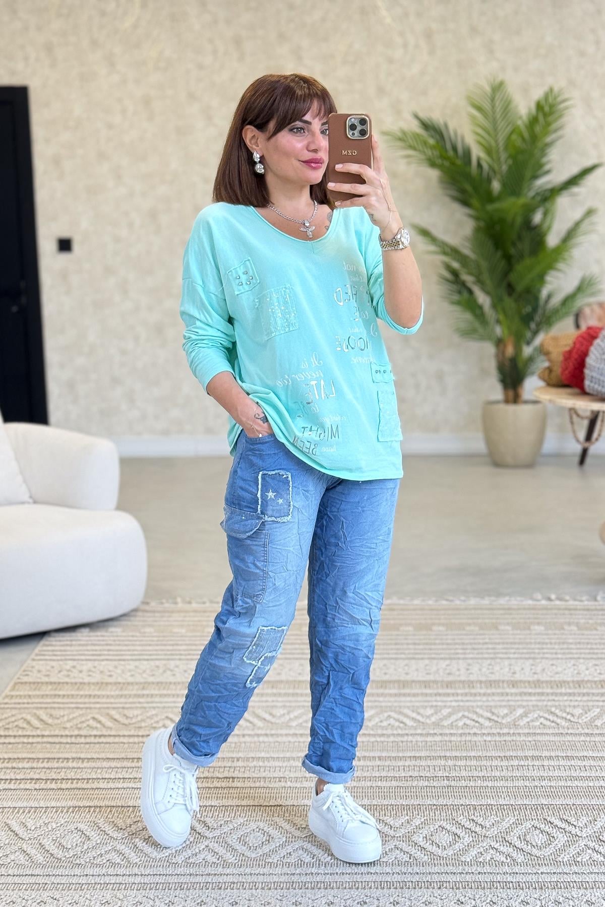 Yazı Ve Pul Yama Detaylı V Yaka Bluz Mint Renk