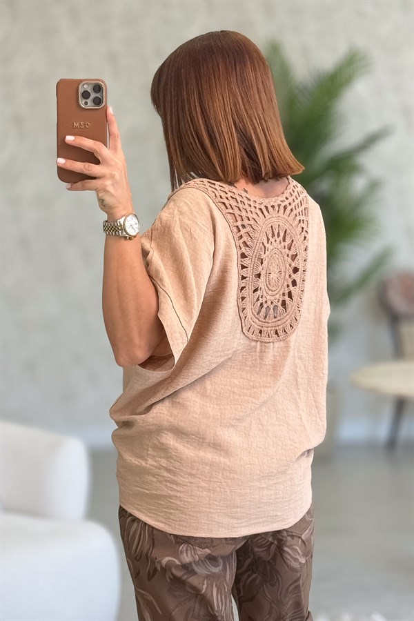 Arkası Motifli  Etek Ucu Bağlamalı Viskon Bluz Camel Renk