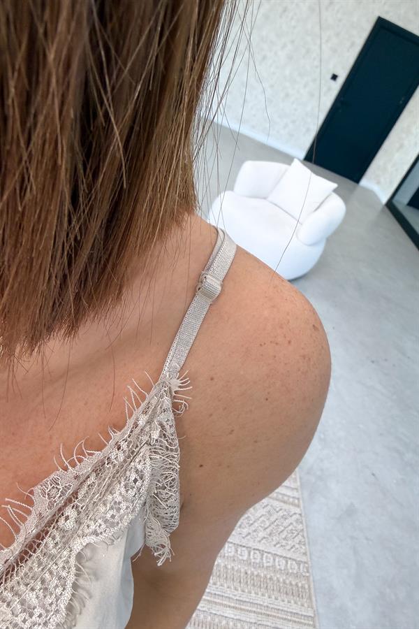 Asimetrik Kesim Dantelli Saten Badi Bej Renk