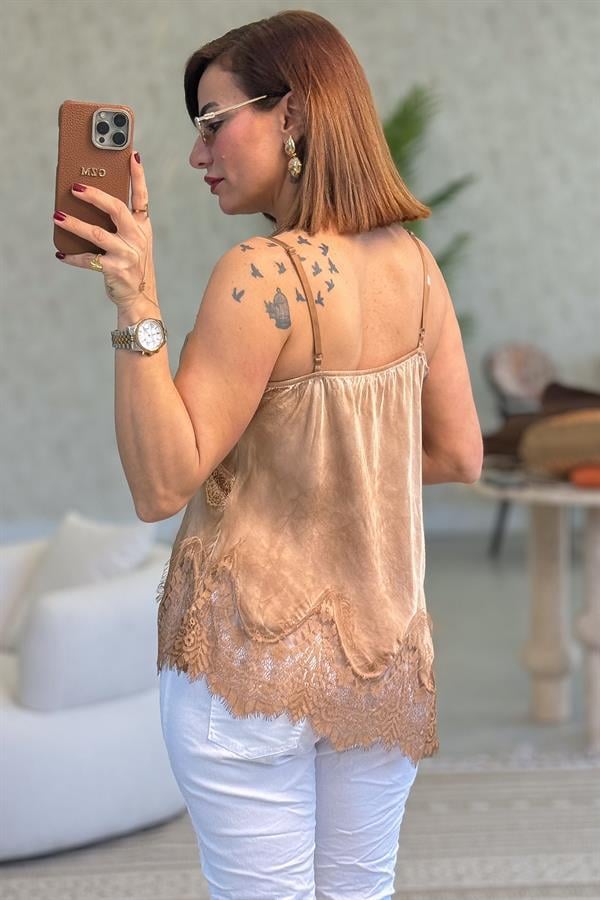 Asimetrik Kesim Dantelli Saten Badi Camel Renk