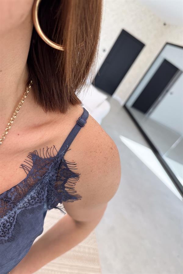 Asimetrik Kesim Dantelli Saten Badi İndigo Renk