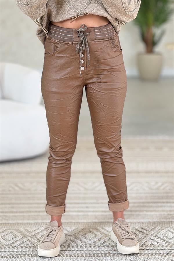 Beli Lastikli Düğme Detaylı Deri Görünümlü Pantolon Taba Renk