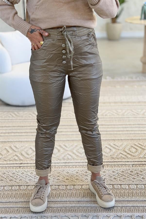 Beli Lastikli Düğme Detaylı Deri Görünümlü Pantolon Camel Renk