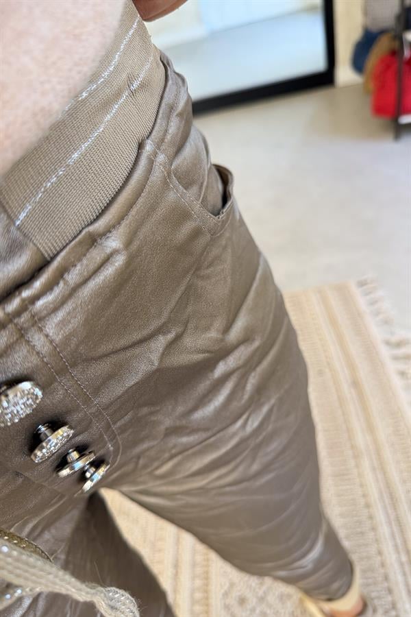 Beli Lastikli Düğme Detaylı Deri Görünümlü Pantolon Camel Renk