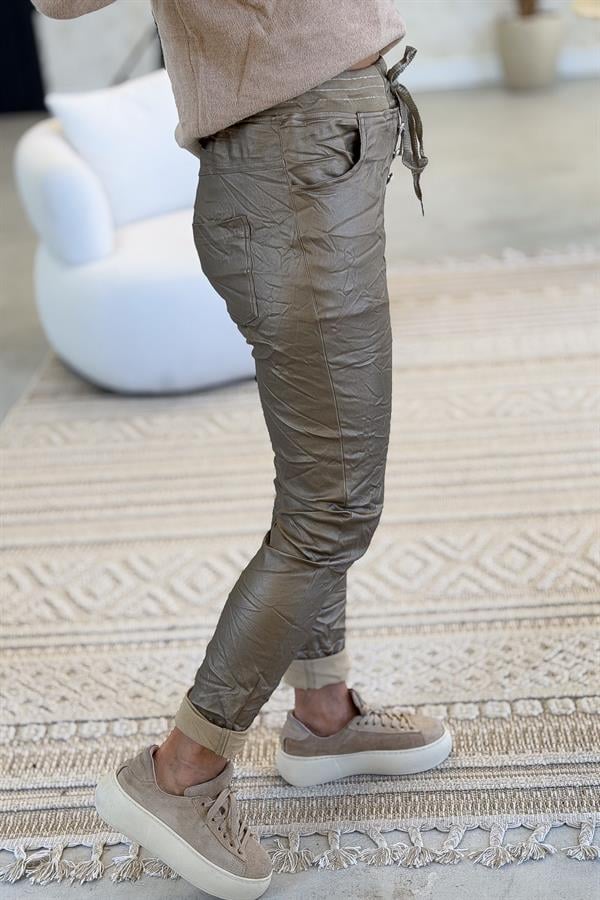 Beli Lastikli Düğme Detaylı Deri Görünümlü Pantolon Camel Renk