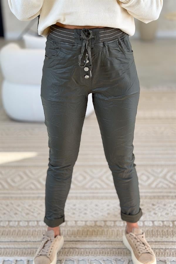 Beli Lastikli Düğme Detaylı Deri Görünümlü Pantolon Haki Renk