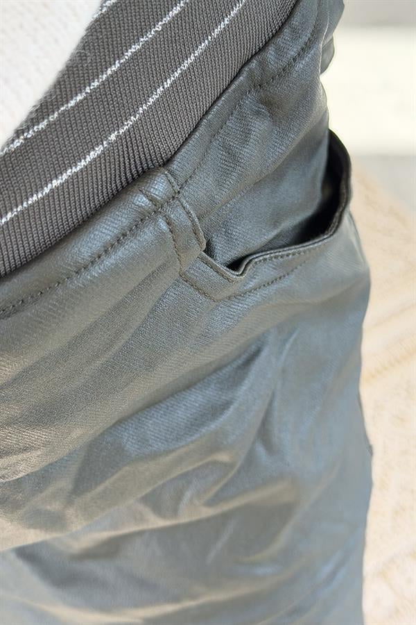 Beli Lastikli Düğme Detaylı Deri Görünümlü Pantolon Haki Renk