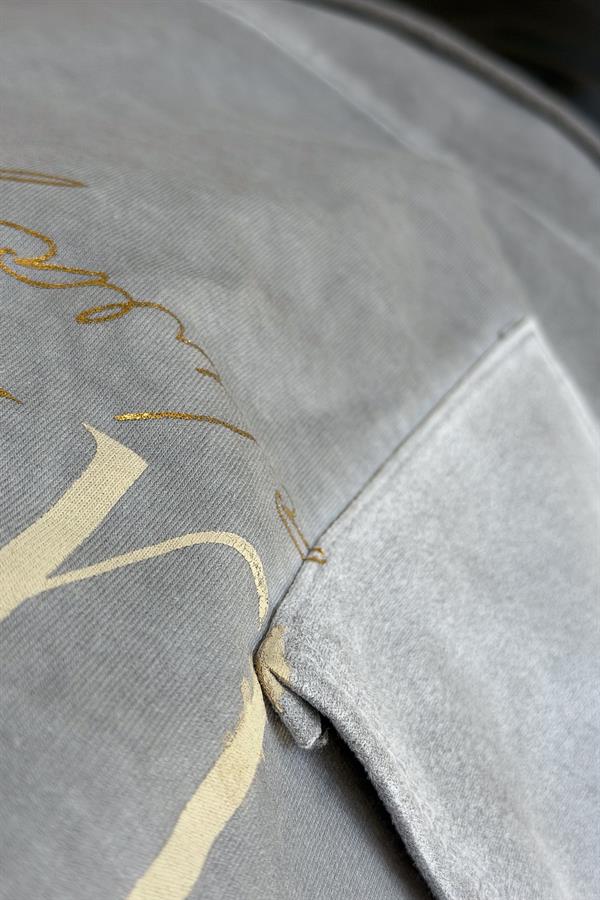 Cep Detaylı Gold Yazılı Yıkamalı Kapüşonlu Sweet Gri Renk