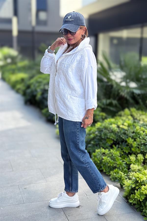 Çiçek Desenli Kapitone Ceket Beyaz Renk