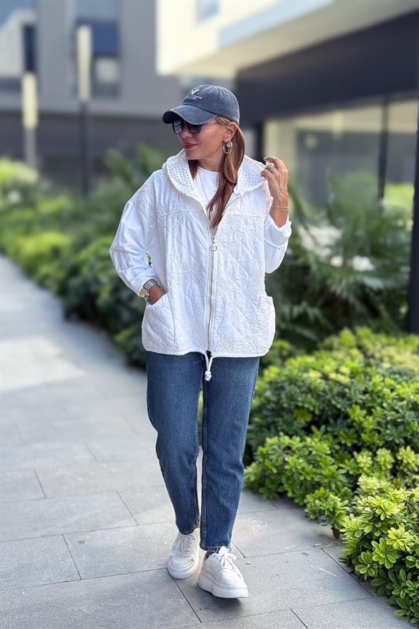 Çiçek Desenli Kapitone Ceket Beyaz Renk