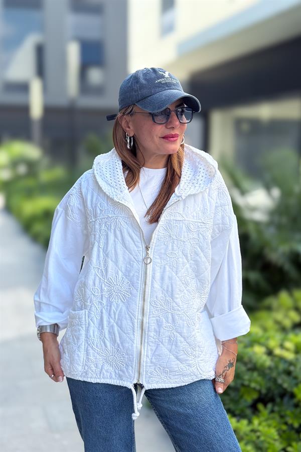 Çiçek Desenli Kapitone Ceket Beyaz Renk