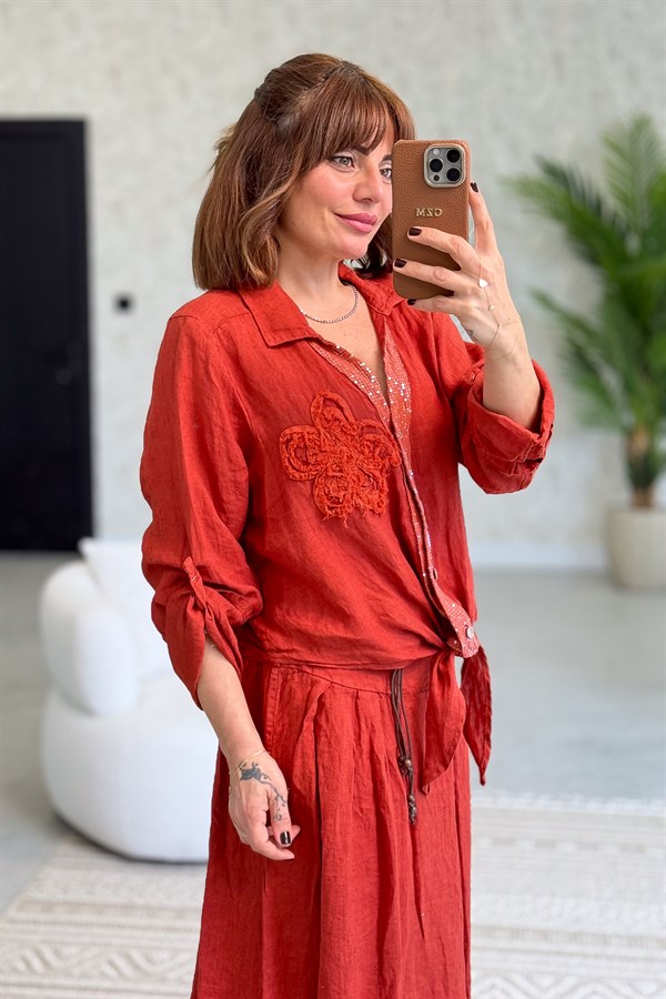 Çiçek Kabartmalı Düğme Yerleri Pullu Bağlamalı Keten Gömlek Kiremit Renk